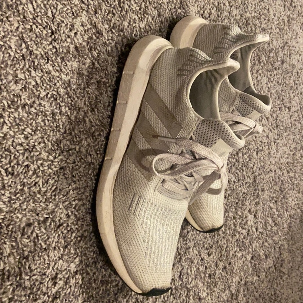 ADIDAS SWIFT RUN